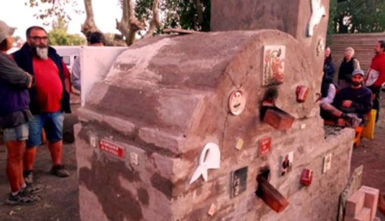 Ahora la Escuela Municipal de Arte tiene un horno de barro comunitario