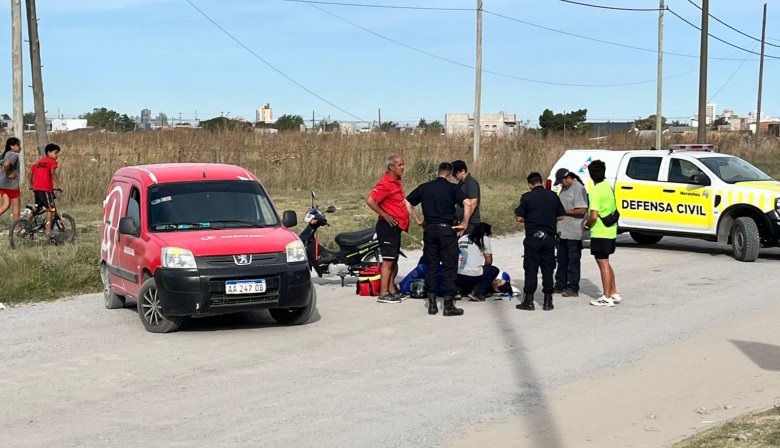 Motociclista sufrió una fuerte caída tras agarrar un pozo de la avenida 91