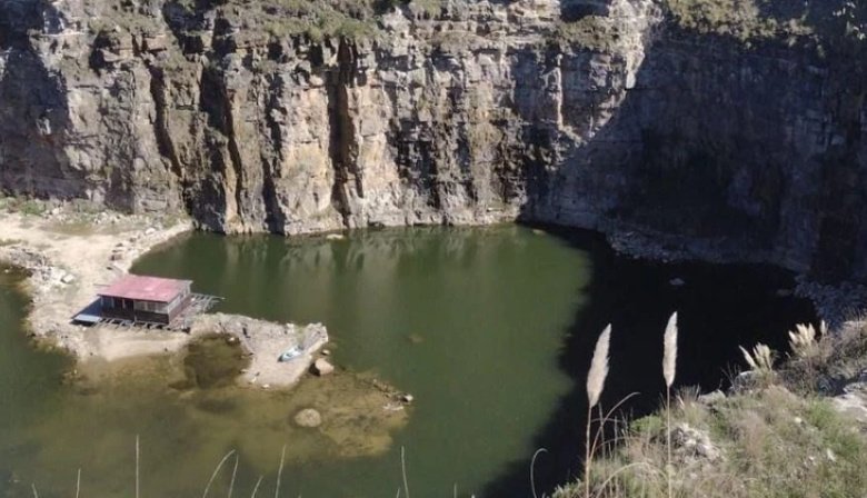 Investigan la muerte de un hombre hallado en una cantera de Batán tras su desaparición