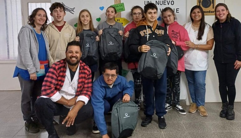 Puerto Ciudad Inclusivo entregó mochilas a los alumnos de la Escuela de Educación Especial N° 403