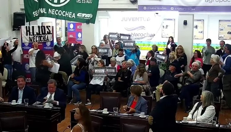 Concejal libertario defendía la reforma laboral y los presentes estallaron de risa