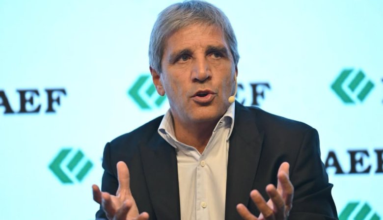 Luis Caputo reconoció problemas para contener la inflación pero no piensa modificar el plan económico