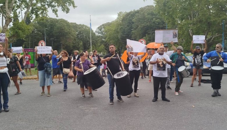 Familiares y amigos de Antonella Álvarez se movilizaron al Municipio pidiendo justicia