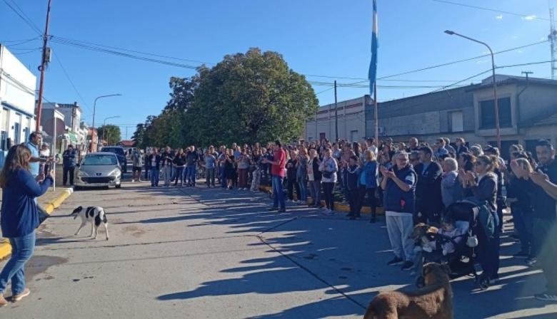 Masiva protesta en La Dulce: El secretario de gobierno fue a dar las excusas oficiales y casi lo linchan