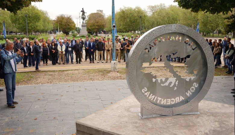 Monumento a los veteranos en Plaza Dardo Rocha: ¿Reciclaron una escultura retirada del Puerto para la ocasión?
