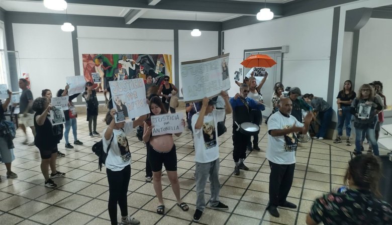 La familia de Antonella Álvarez se manifestó en la puerta del despacho de Arturo Rojas y el intendente nunca los recibió