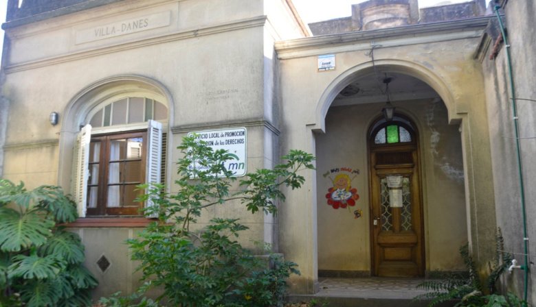 Tiempos de Milei: Trabaja acompañando a niños de la calle, no le pagan hace tres meses y la única que lo defiende es su madre