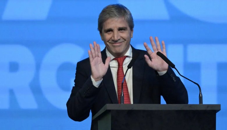Antes de publicar una suba de la inflación, Luis Caputo adviritó que "se vienen los mejores meses"