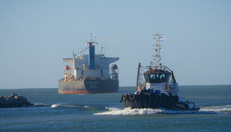 Nación busca desregular el practicaje y crece la preocupación por la seguridad en los puertos