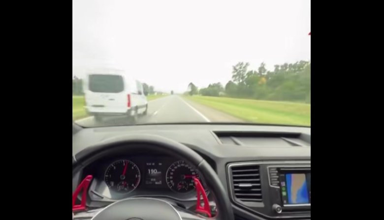 Iba a 200 km/h por la ruta, se grabó para las redes y le sacaron el auto
