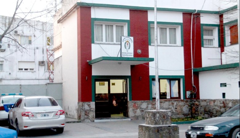 Día de furia: Se presentó en la Comisaría y agarró a trompadas a dos personas