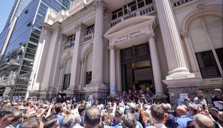 Paro bancario el 27 de abril: El gremio rechaza el cierre de oficinas del BCRA y advierte por despidos