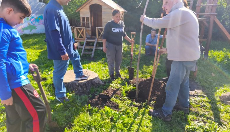 Puerto Ciudad Inclusiva impulsó una jornada de forestación y huerta en la Escuela Especial N° 502