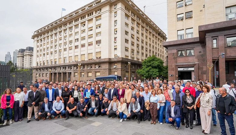 Reclamo por fondos: Intendentes y funcionarios de la Provincia marchan al Ministerio de Capital Humano