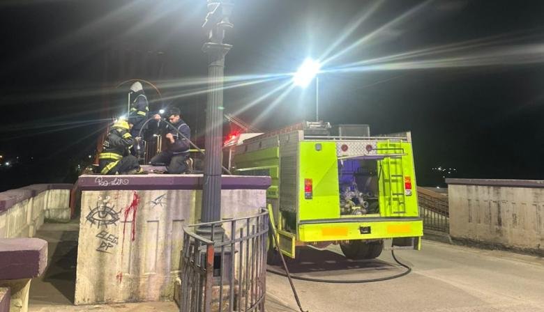 Detuvieron a un hombre por provocar un incendio en una garita del Puente Colgante