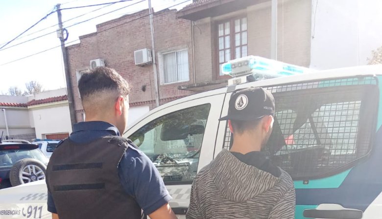 Detuvieron a un joven por amenazar de muerte a un policía y atacarlo con un cuchillo en la diagonal San Martín