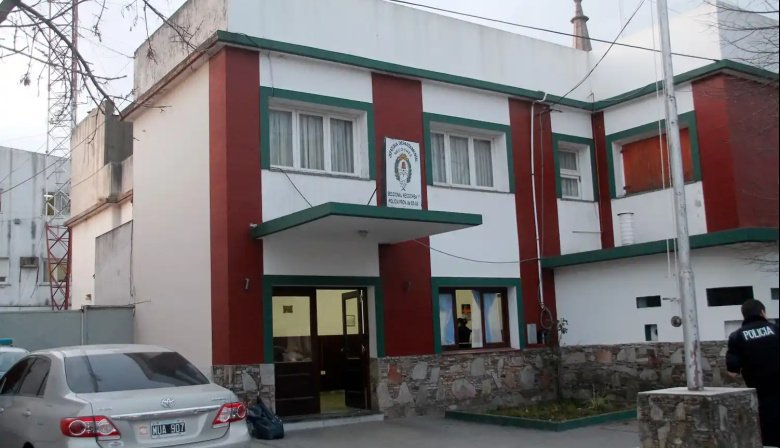 Detuvieron a dos sospechosos de pegarle un balazo en la sien a un joven en una vivienda de calle 80