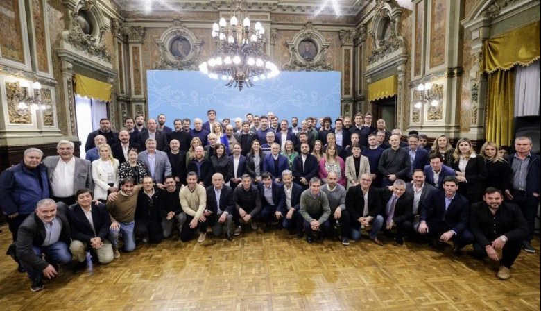 Axel Kicillof convocó a los 135 intendentes bonaerenses para marchar por los fondos de Salud
