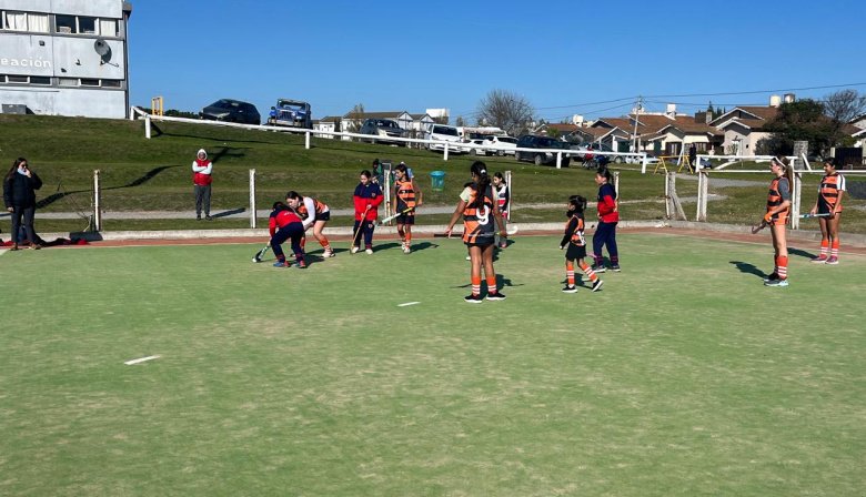 Hockey municipal de San Cayetano vino a Necochea y dio cátedra