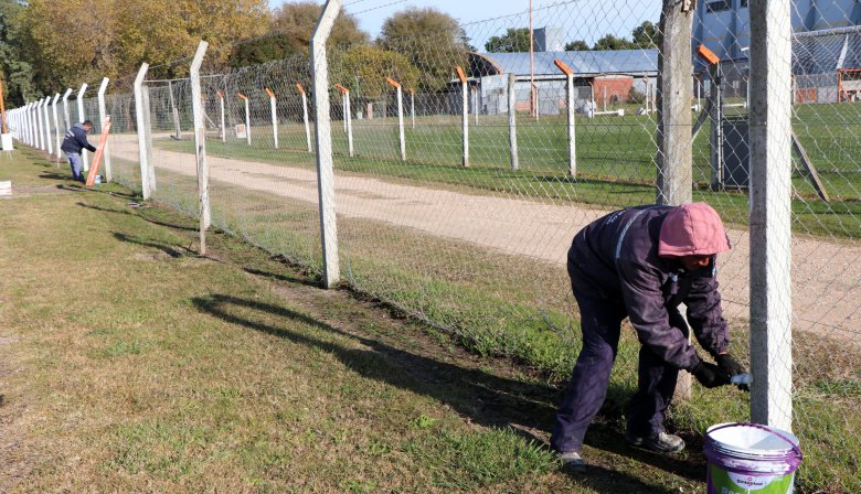 Realizan mejoras en la pista de atletismo de San Cayetano
