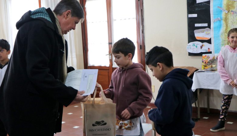 San Cayetano: Gargaglione entregó subsidios y más de 1.500 kits escolares