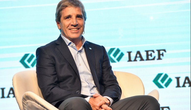 Luis Caputo dijo que habrá "libre circulación de pesos y dólares" pero evitó dar una fecha concreta