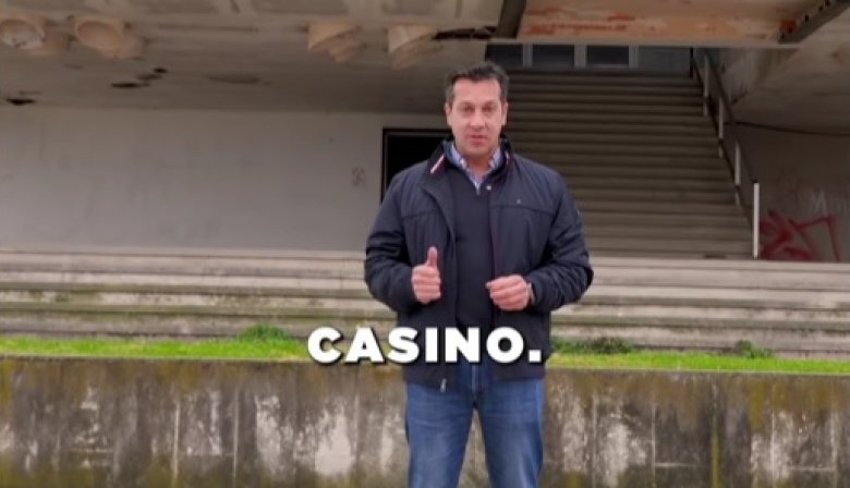 Subasta del Casino: El intendente hizo el anuncio y los vecinos lo escracharon por el negociado