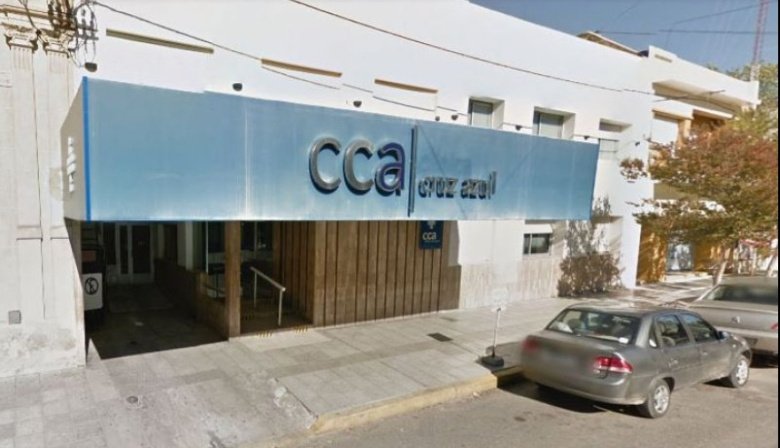 Un hombre falleció en la Clínica Cruz Azul y sus familiares rompieron todo