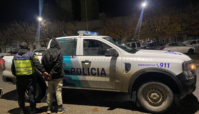 Detuvieron a un hombre que violó el arresto domiciliario y fue sorprendido con la tobillera electrónica en la calle