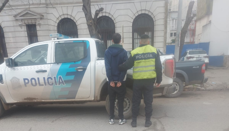 Detuvieron a un joven acusado de amenazar con un arma de fuego y resistirse a la Policía