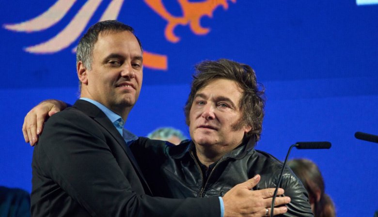 Javier Milei defendió a Manuel Adorni, pero advirtió: “Si la Justicia lo considera culpable, lo eyecto de una patada”