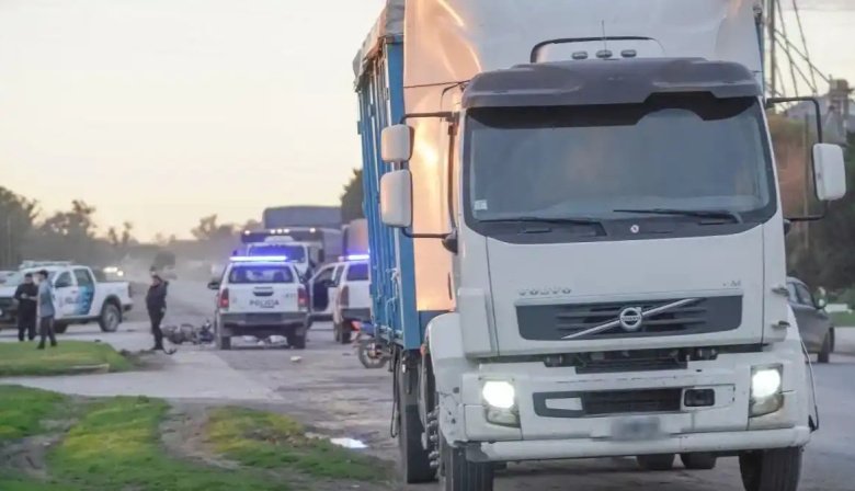 Tragedia en Quequén: Un motociclista de 23 años murió tras chocar con un camión en Almirante Brown y 554