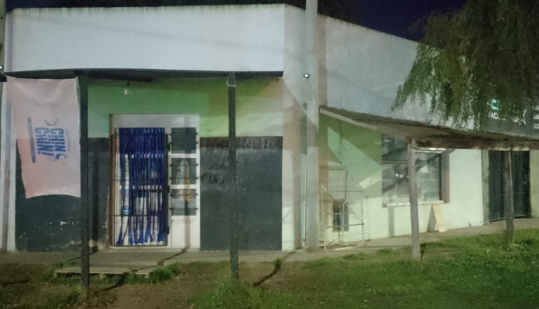 Intento de robo en un almacén de la avenida 98: Una mujer fue detenida y buscan a su cómplice