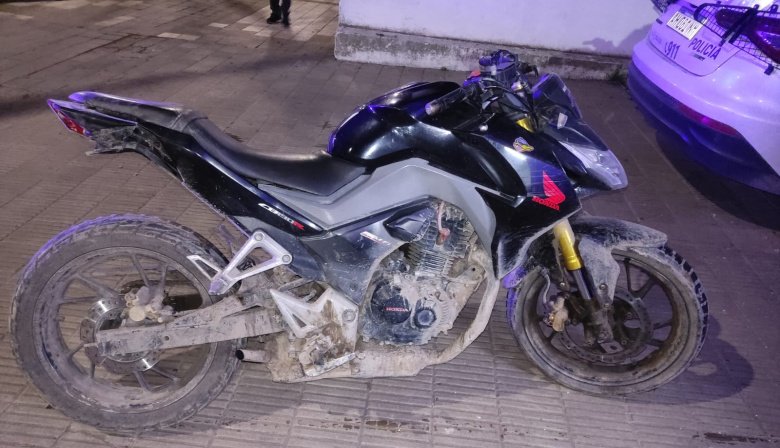 Misterio por una moto: Un joven fue demorado mientras la llevaba caminando