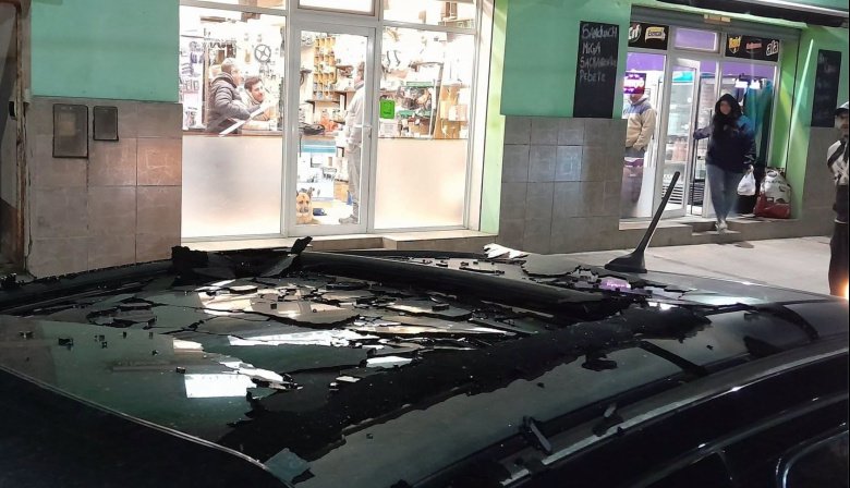 Balacera en pleno centro de Lobería: Dispararon contra un comercio, dañaron dos vehículos y buscan a los responsables