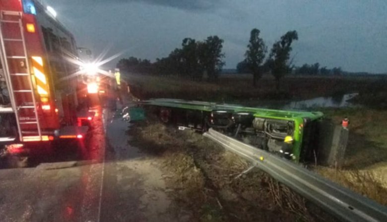 Micro de larga distancia cayó desde un puente en la Ruta 7: Hay cinco heridos