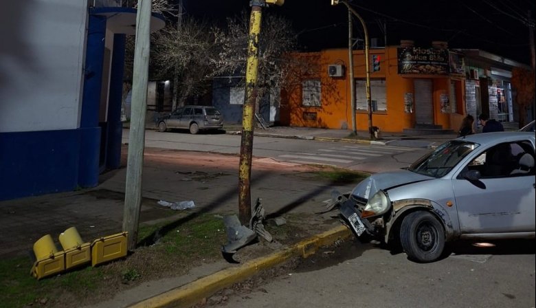 Perdió el control del auto y terminó incrustada contra un semáforo en Quequén