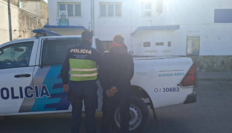 Se enfrentaron con cuchillos en la Avenida 59: Un herido y un detenido