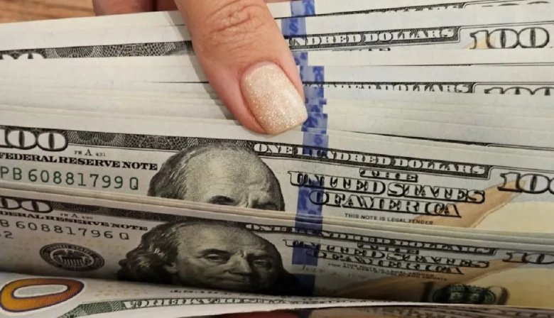 El dólar cerró a $1.510 tras marcar un nuevo récord