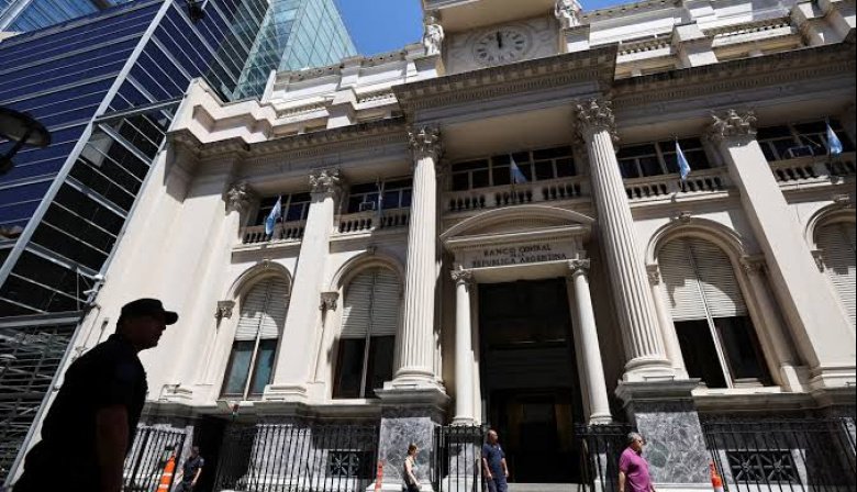El Banco Central habilitó el pago de los salarios en dólares