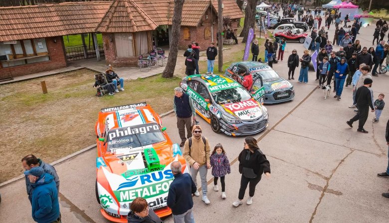 Car Show Necochea: Más de 100 vehículos, figuras del automovilismo y una multitud en la avenida Pinolandia