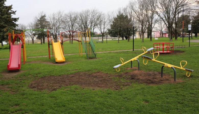 San Cayetano renueva sus plazas: instalan nuevos juegos infantiles y anuncian más obras en espacios verdes