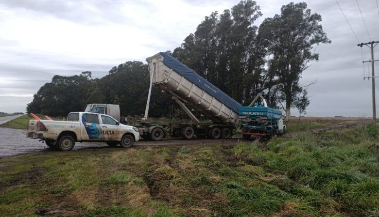 Infraccionaron a un camión por circular en un camino rural de San Cayetano tras las lluvias