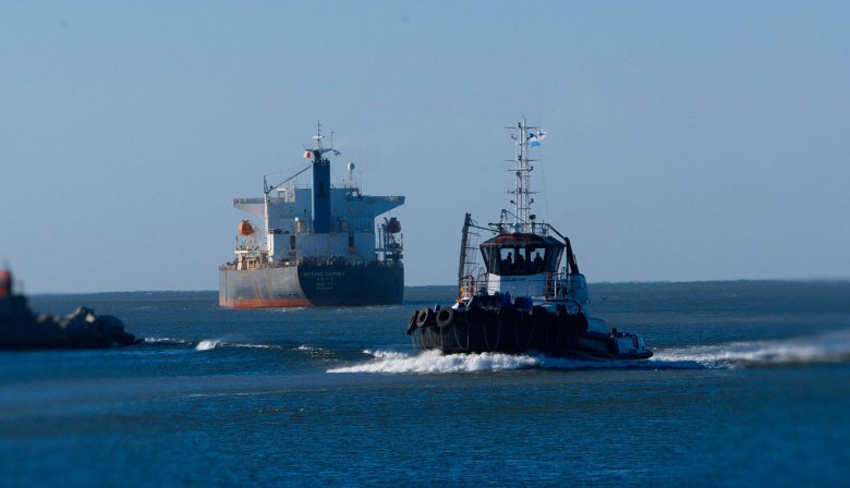 Puerto Quequén quedó paralizado por una medida de fuerza de los prácticos en rechazo a un DNU de Milei
