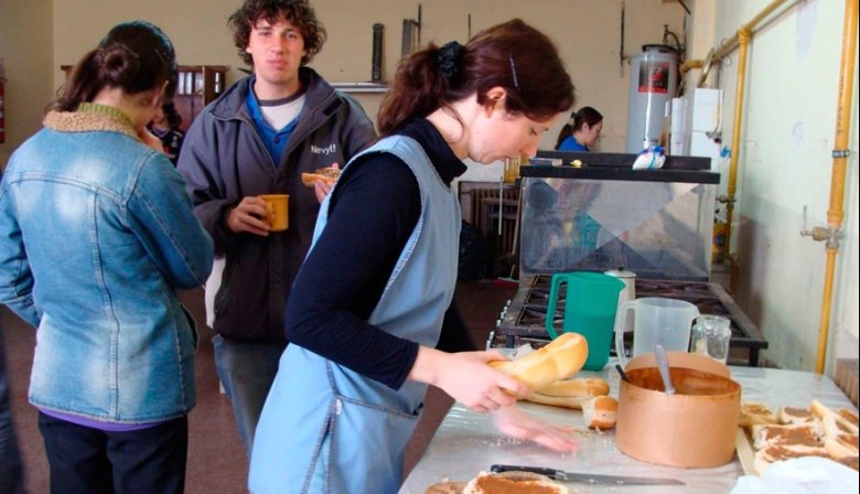 Abrieron la inscripción para auxiliares de escuelas: Cómo anotarse y cuáles son los requisitos