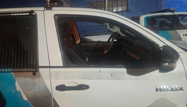Violento operativo en Quequén: Tres detenidos tras un enfrentamiento con la Policía y una oficial herida