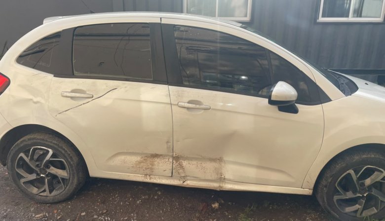 Chocó en Quequén y descubrieron que el auto tenía pedido de secuestro por robo