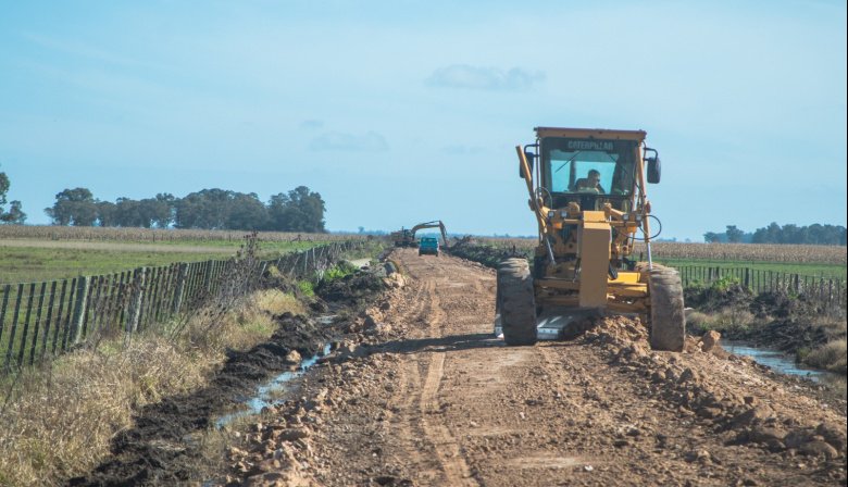 Puerto Quequén aportó fondos para recuperar caminos rurales y garantizar la actividad del campo
