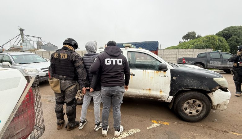 Allanaron dos viviendas en Quequén y secuestraron un arma por un robo en una estación de servicio