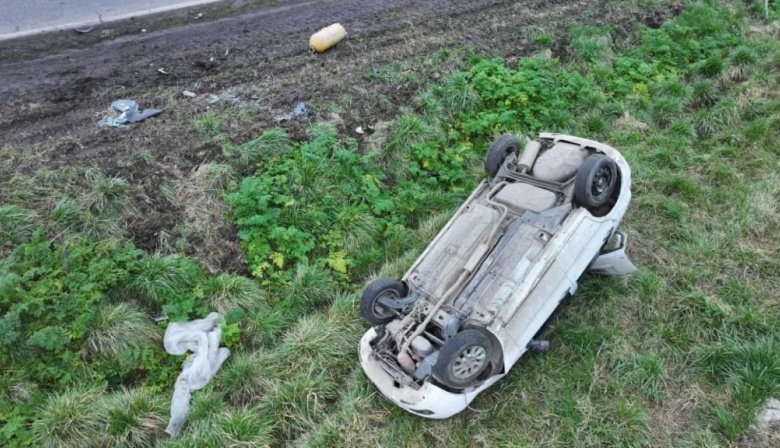 Choque entre dos camiones en la Ruta 226: un auto terminó volcado